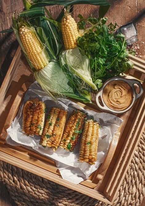 დაბრაწული სიმინდი მიწის თხილის სოუსით