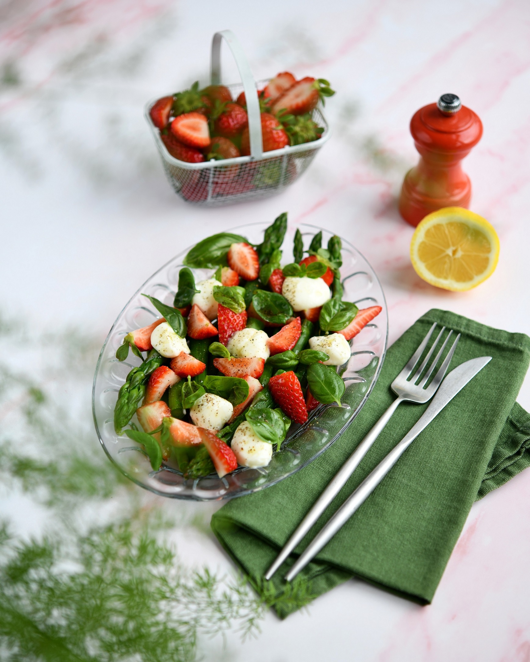 მარწყვის და სატაცურის სალათა