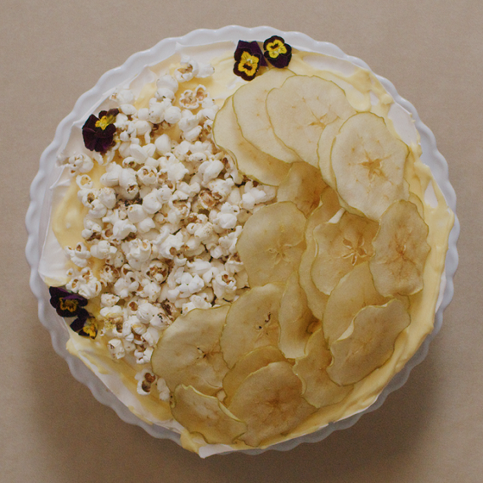 პავლოვა, ლიმონის კრემით, ვაშლის ჩირითა და ბატიბუტით