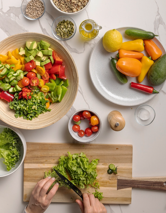 ავოკადოს სალათა ჩერი პომიდვრებით