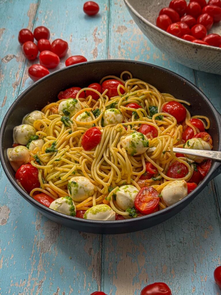 პასტა ჩერი პომიდვრით და ღვინით