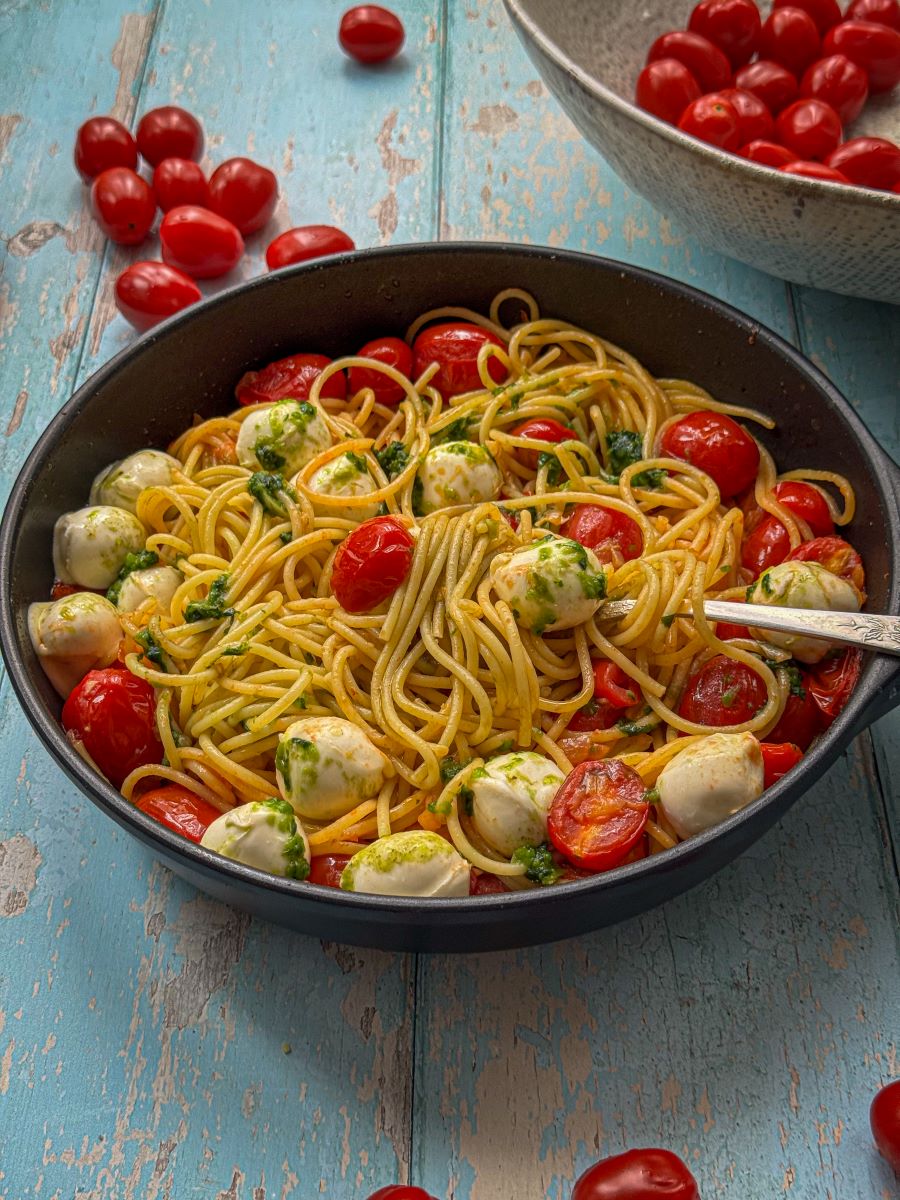 პასტა ჩერი პომიდვრით და ღვინით