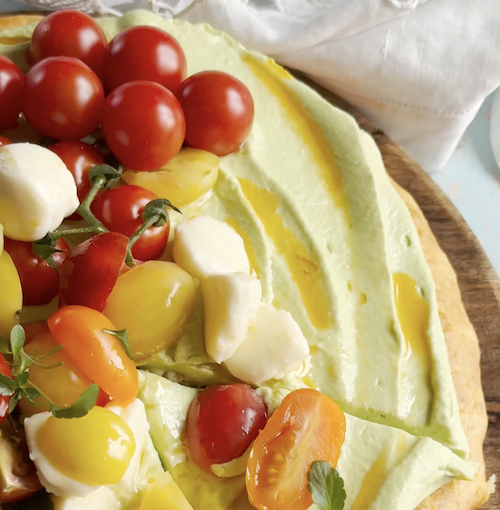 ტარტი ავოკადოს კრემით და ფერადი პომიდვრებით